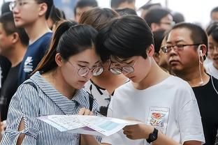 提携后辈？！韦德赛后分别与阿德巴约&巴特勒拥抱致意